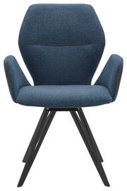 Moderner blauer Armlehnenstuhl mit schwarzem Metallgestell, Frontalansicht