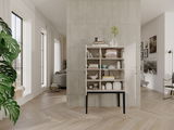 Modernes Highboard mit offenen und geschlossenen Fächern, gefüllt mit Büchern und Dekorationen, in einem stilvollen Wohnzimmer aus der Frontalperspektive.
