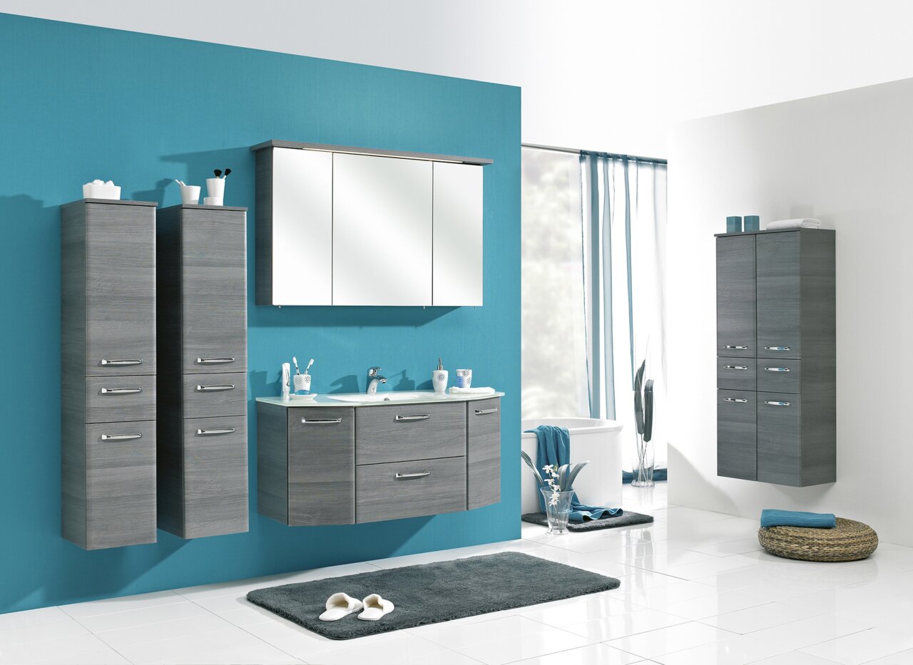 Moderner Midischrank 60 cm in grauer Holzoptik, frontal abgebildet in einem stilvollen Badezimmer mit blauen Akzenten.