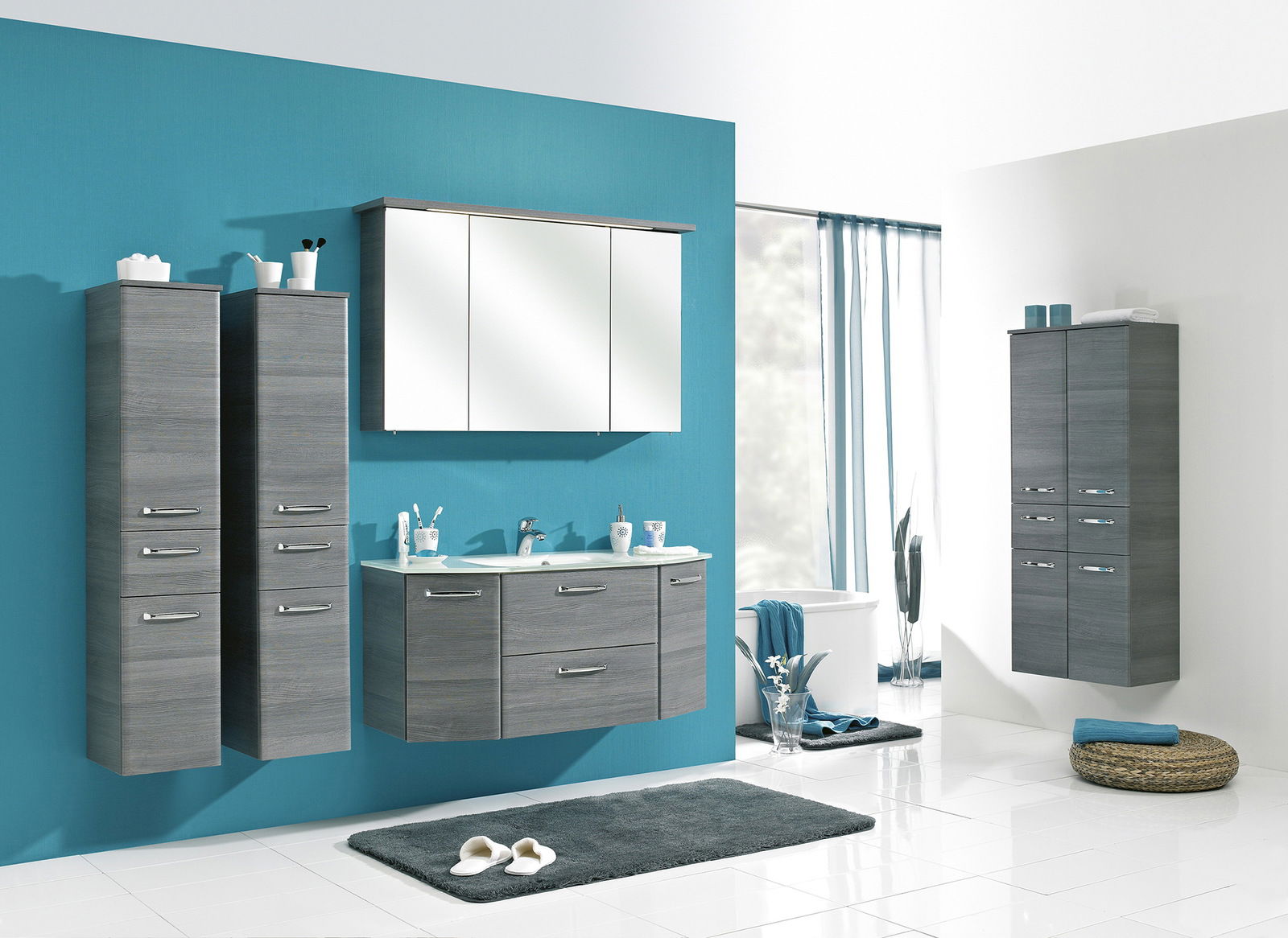 Moderner Midischrank 60 cm in grauer Holzoptik, frontal abgebildet in einem stilvollen Badezimmer mit blauen Akzenten.