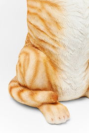 Nahaufnahme eines Beistelltisches in Form einer sitzenden Katze, mit detaillierter Fellstruktur in Orange und Weiß.