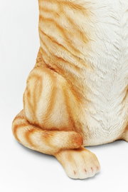 Close-up van een bijzettafeltje in de vorm van een zittende kat, met gedetailleerde vachtstructuur in oranje en wit.