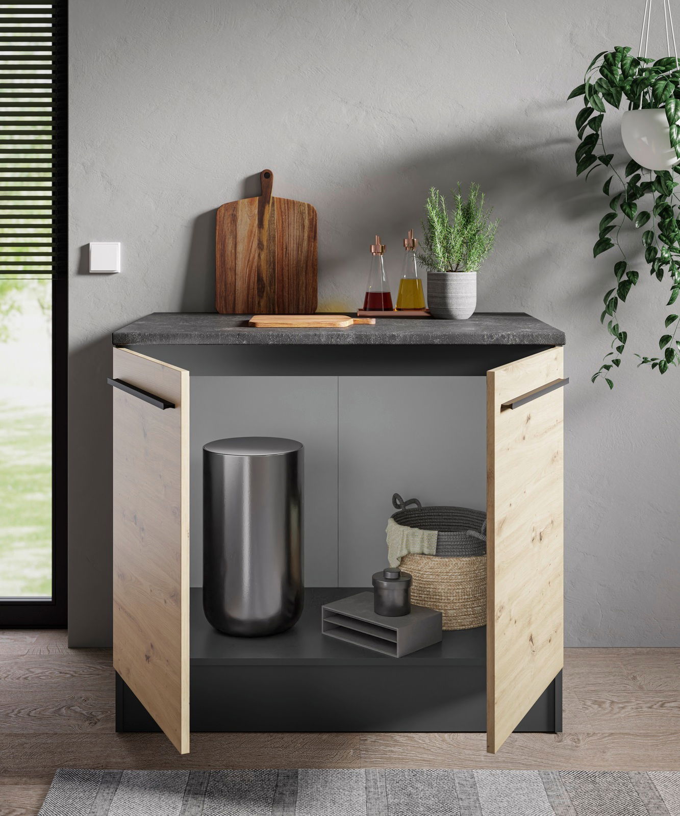 Moderner Spülenunterschrank mit offenen Türen, Holzfronten und grauer Arbeitsplatte, frontal betrachtet.