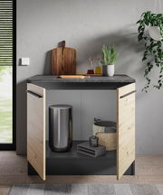 Moderner Spülenunterschrank mit offenen Türen, Holzfronten und grauer Arbeitsplatte, frontal betrachtet.