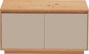 Modernes Sideboard/Lowboard aus hellem Holz mit zwei glatten, taupefarbenen Fronten, freigestellt vor weißem Hintergrund, Frontalansicht.