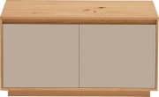 Modernes Sideboard/Lowboard aus hellem Holz mit zwei glatten, taupefarbenen Fronten, freigestellt vor weißem Hintergrund, Frontalansicht.