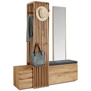 Garderobenbank aus hellem Holz mit Lamellen-Garderobenpaneel, Spiegel und Sitzpolster, mit Haken für Hut, Jacke und Tasche, in frontaler leicht seitlicher Perspektive