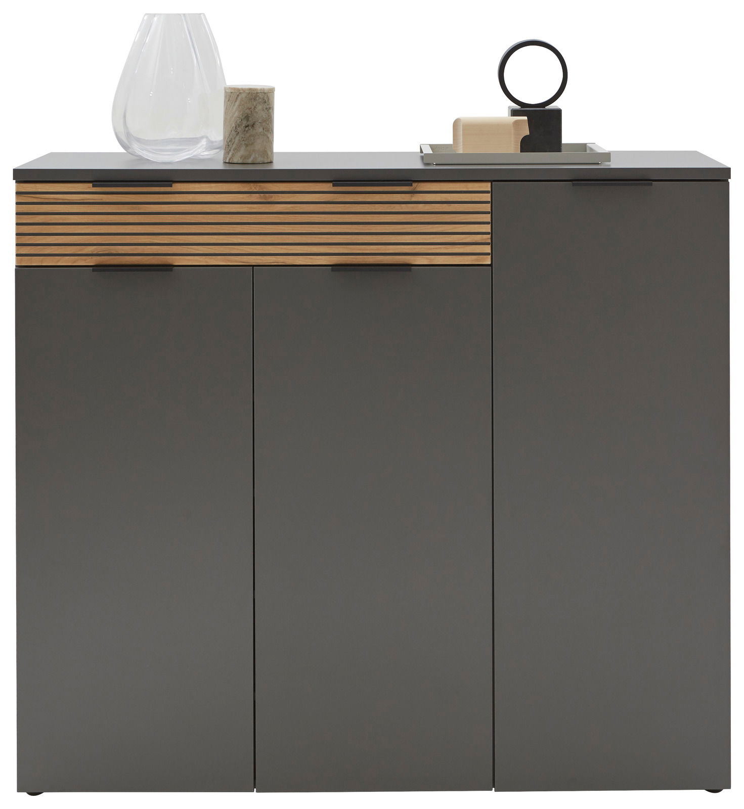 Moderner Schuhschrank in dunklem Grau mit Holzdetails, dekoriert mit Vasen und Skulpturen, Frontalansicht