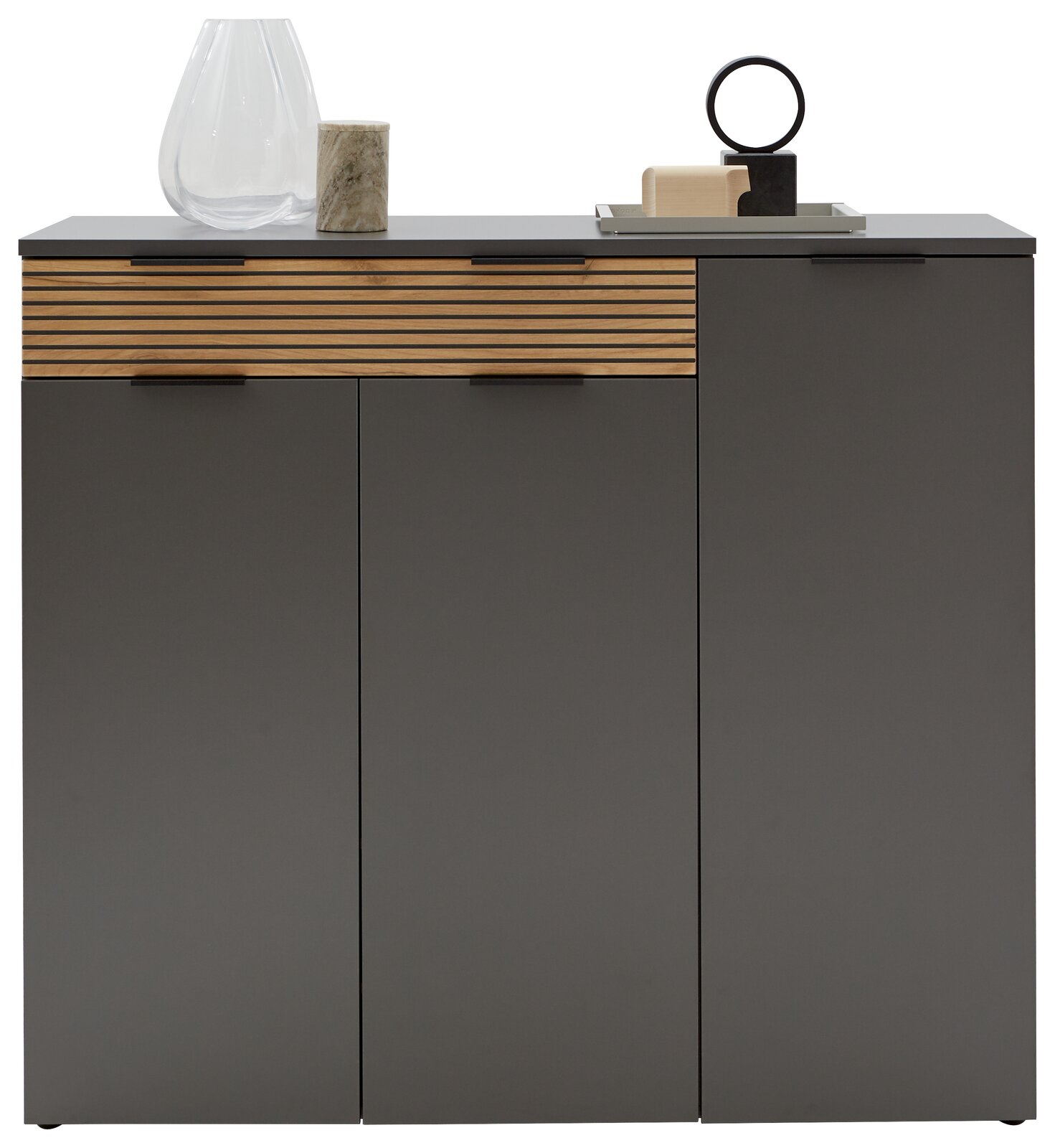 Moderner Schuhschrank in dunklem Grau mit Holzdetails, dekoriert mit Vasen und Skulpturen, Frontalansicht