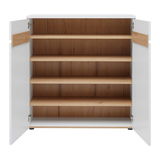 Frontansicht einer geöffneten weißen Kommode mit Holzeinlegeböden und zwei Türen.