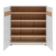 Frontansicht einer geöffneten weißen Kommode mit Holzeinlegeböden und zwei Türen.