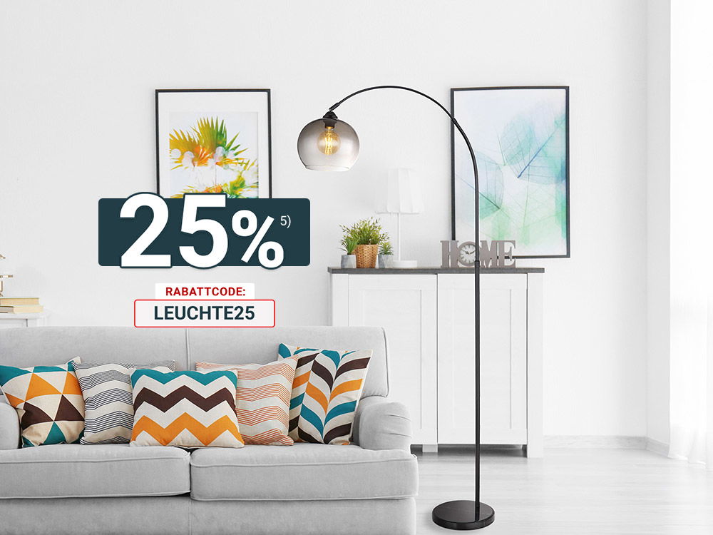 Modernes Wohnzimmer mit grauem Sofa, bunten Kissen, Bogen-Stehlampe und zwei Bildern an weißer Wand