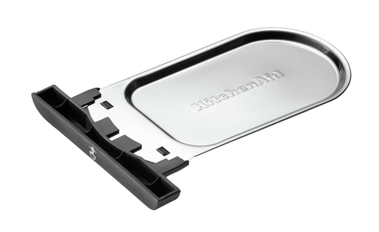 Nahaufnahme einer herausnehmbaren Krümelschublade für den KitchenAid 2-er Toaster, aus Edelstahl mit schwarzem Griff.