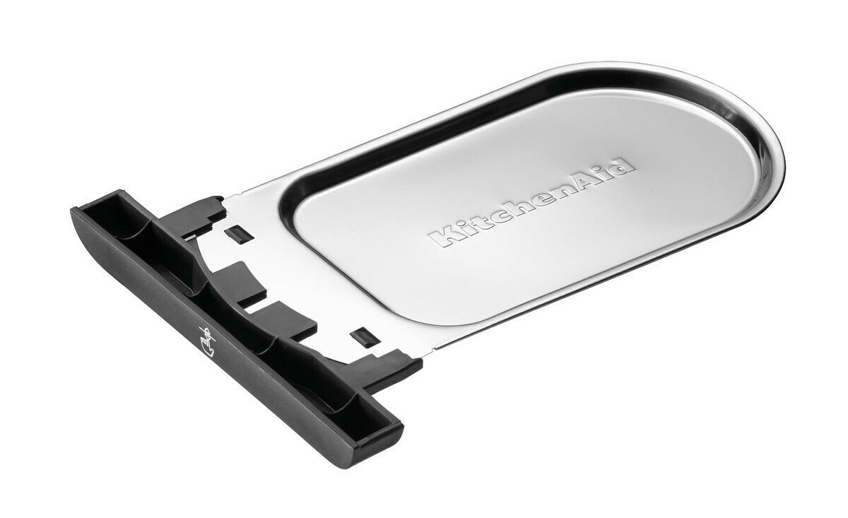 Nahaufnahme einer herausnehmbaren Krümelschublade für den KitchenAid 2-er Toaster, aus Edelstahl mit schwarzem Griff.