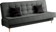 Graues Schlafsofa mit drei Sitzplätzen, zwei schwarzen Kissen und Holzbeinen, seitliche Perspektive