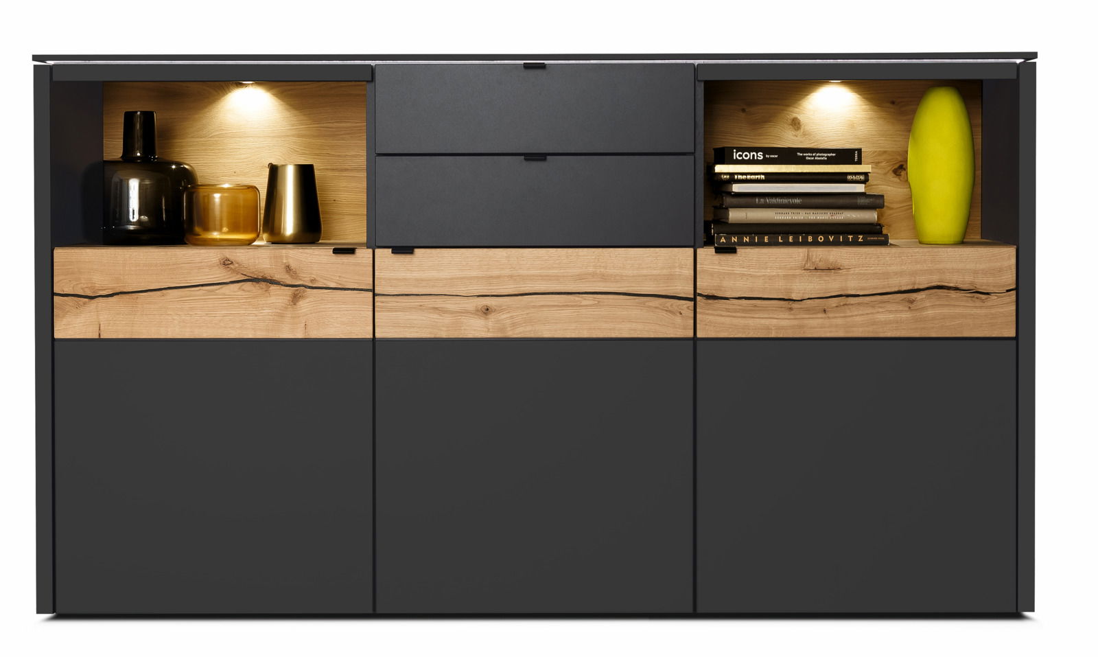 Frontale Ansicht eines modernen Highboards mit dunklen Türen und Holzdetails, beleuchteten Fächern und dekorativen Objekten.