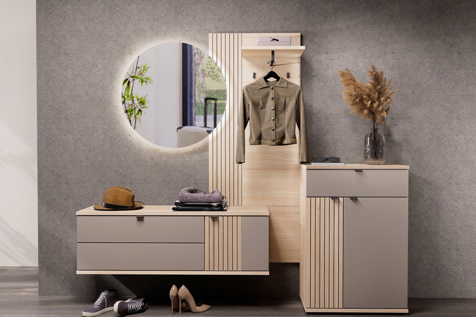 Moderne Garderoben-Kombination im Flur mit rundem, hinterleuchtetem Spiegel, Holzpaneel mit Haken und Ablage sowie schwebender Bank und Kommode in Beige und Holzoptik, frontal aus leicht erhöhter Perspektive.