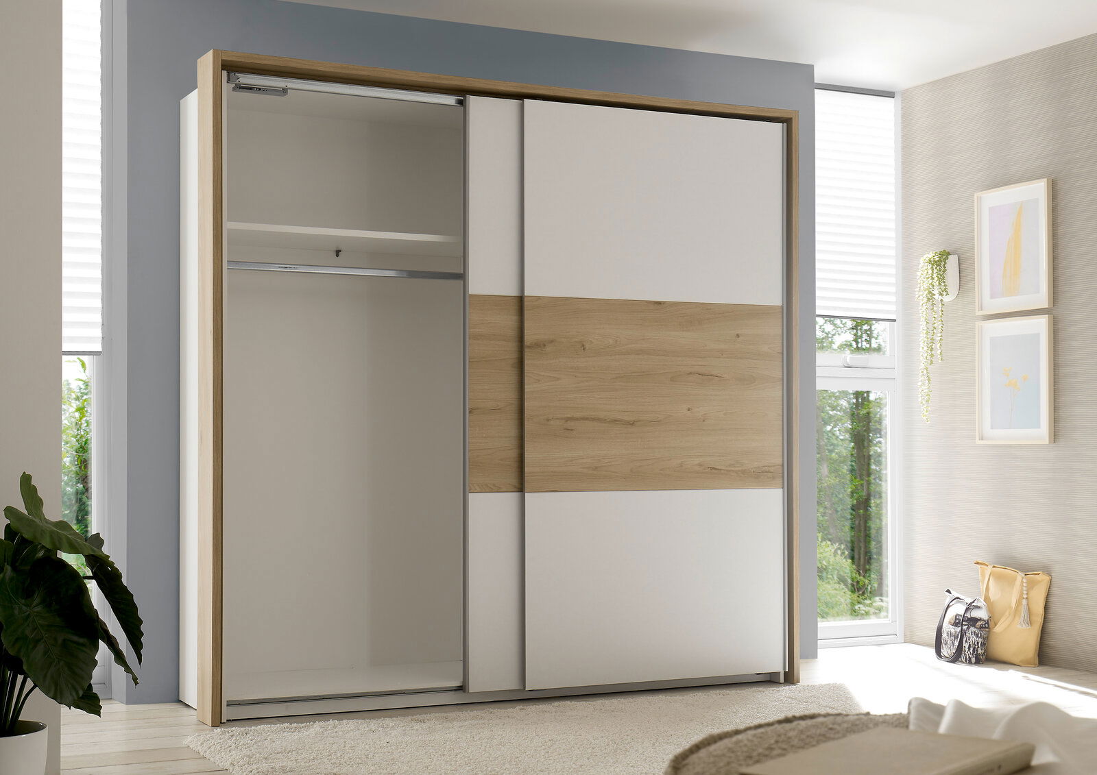 Moderner Kleiderschrank mit Schiebetüren in Holz- und Weißoptik, teilweise geöffnet, in einem hellen Schlafzimmer mit Pflanzen und Wanddekorationen, seitliche Perspektive.