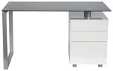 Moderner Schreibtisch mit Glasplatte und drei weißen Schubladen, seitliche Perspektive
