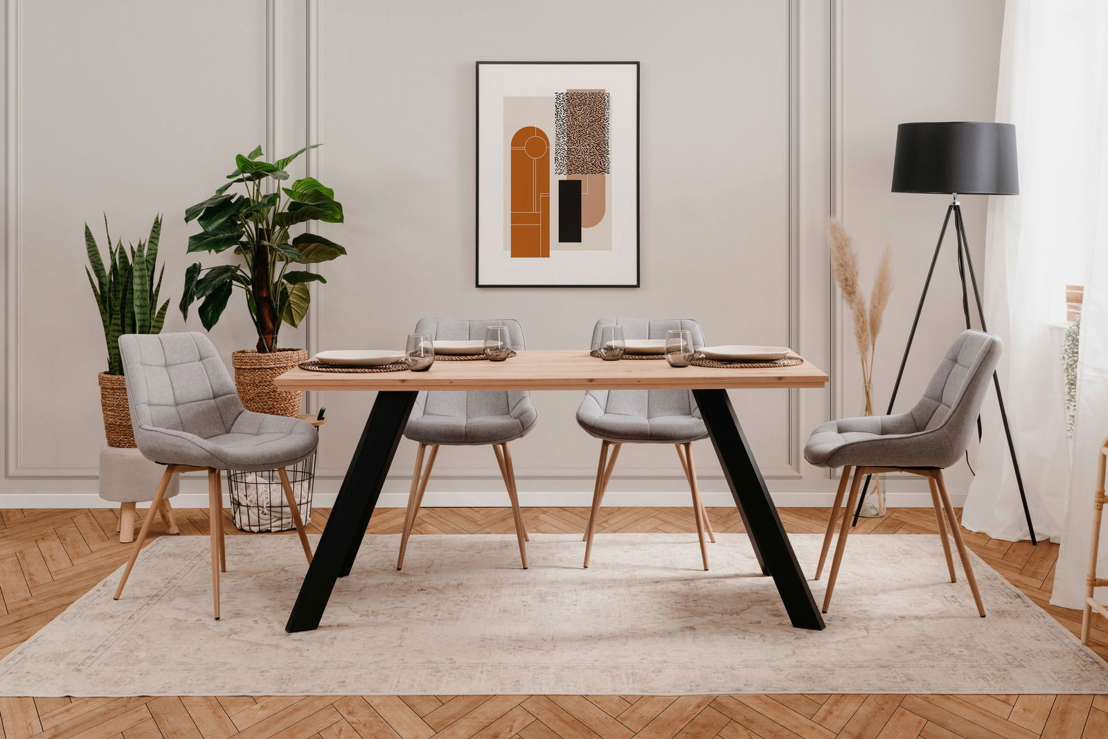 Moderner Esstisch mit Holzplatte und schwarzen Metallbeinen, umgeben von vier grauen Stühlen in einem stilvoll eingerichteten Raum, frontal betrachtet.