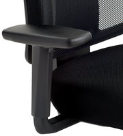 Nahaufnahme eines schwarzen Drehstuhls mit Armlehne und Netzrückenlehne, seitliche Perspektive