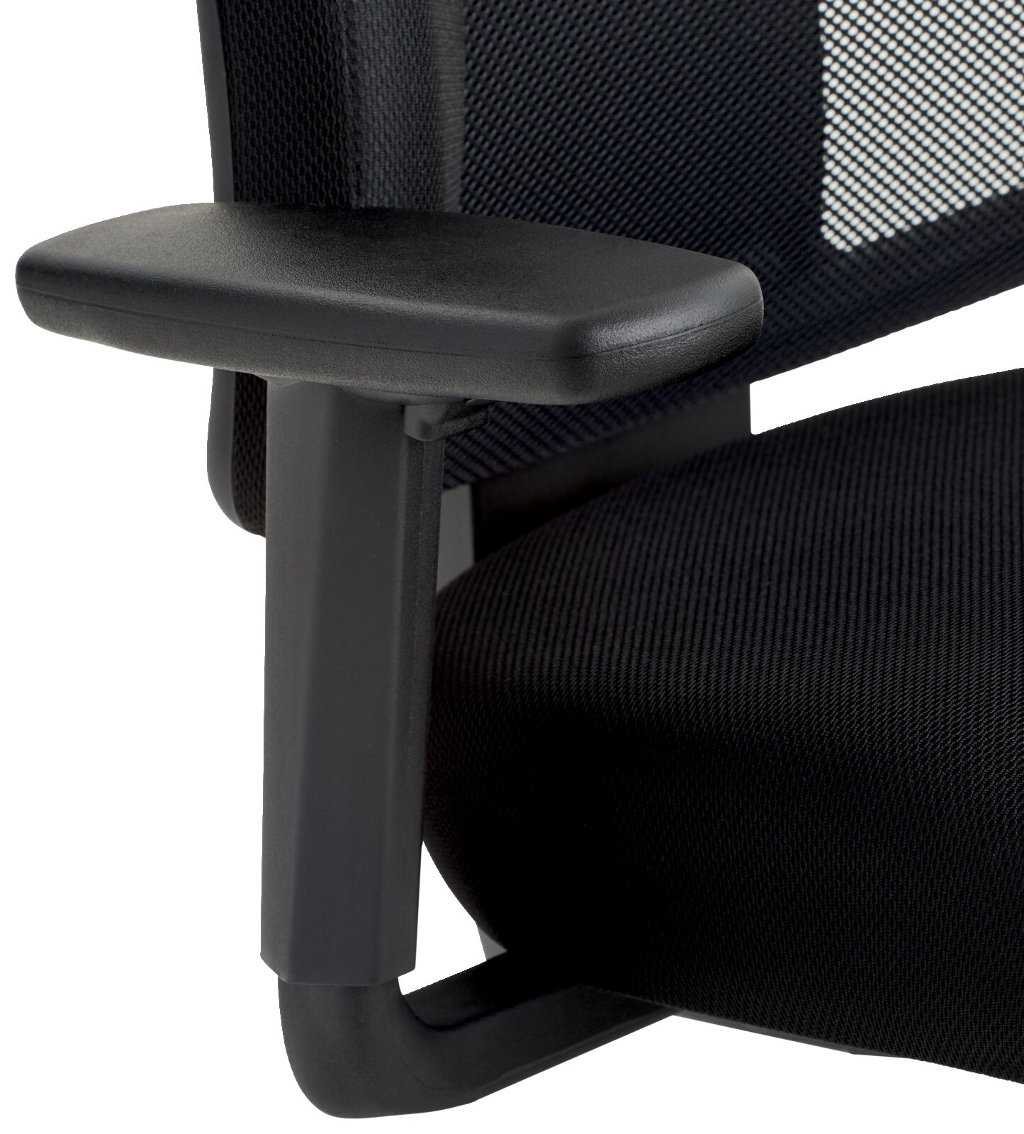 Nahaufnahme eines schwarzen Drehstuhls mit Armlehne und Netzrückenlehne, seitliche Perspektive