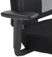 Nahaufnahme eines schwarzen Drehstuhls mit Armlehne und Netzrückenlehne, seitliche Perspektive