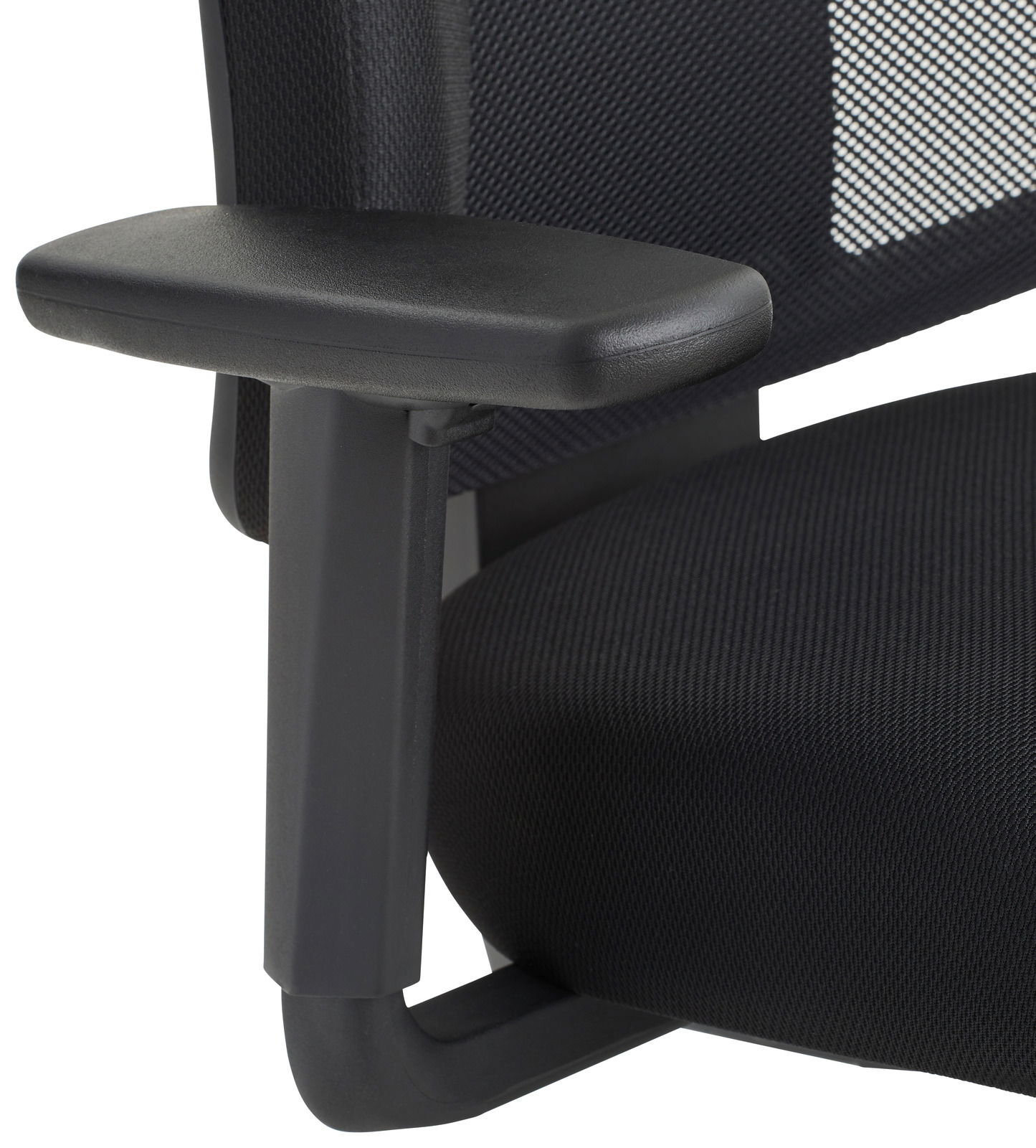 Nahaufnahme eines schwarzen Drehstuhls mit Armlehne und Netzrückenlehne, seitliche Perspektive