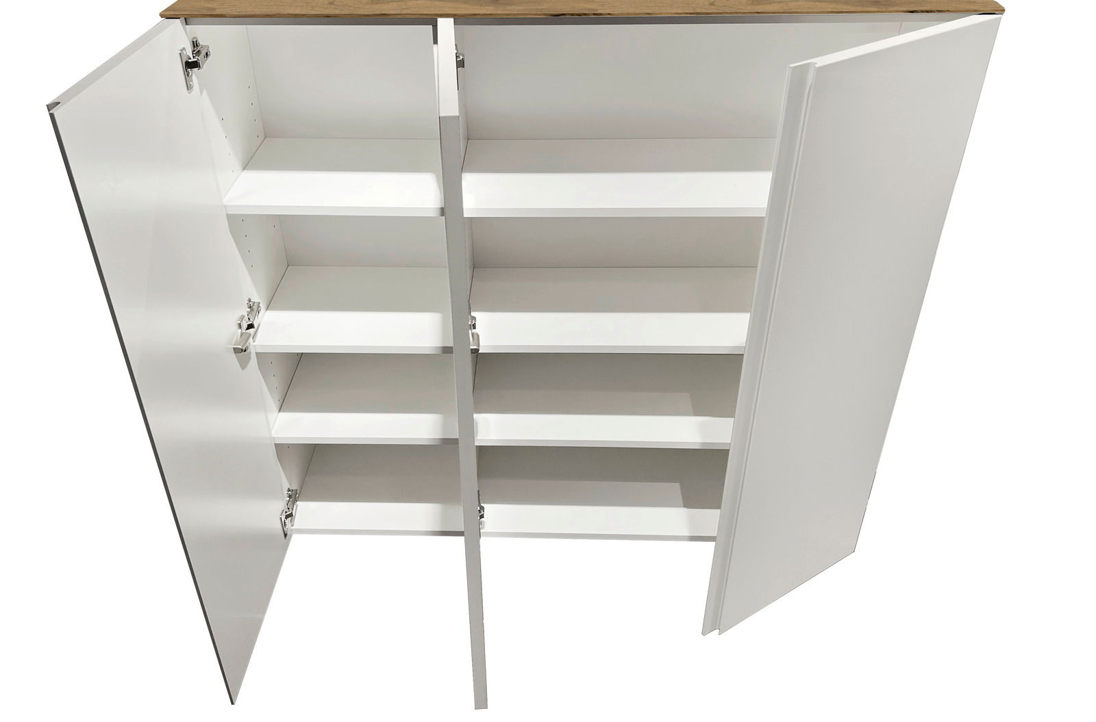 Offener XL-Hängeschuhschrank mit drei Türen und mehreren Regalböden, aus der Vogelperspektive betrachtet.