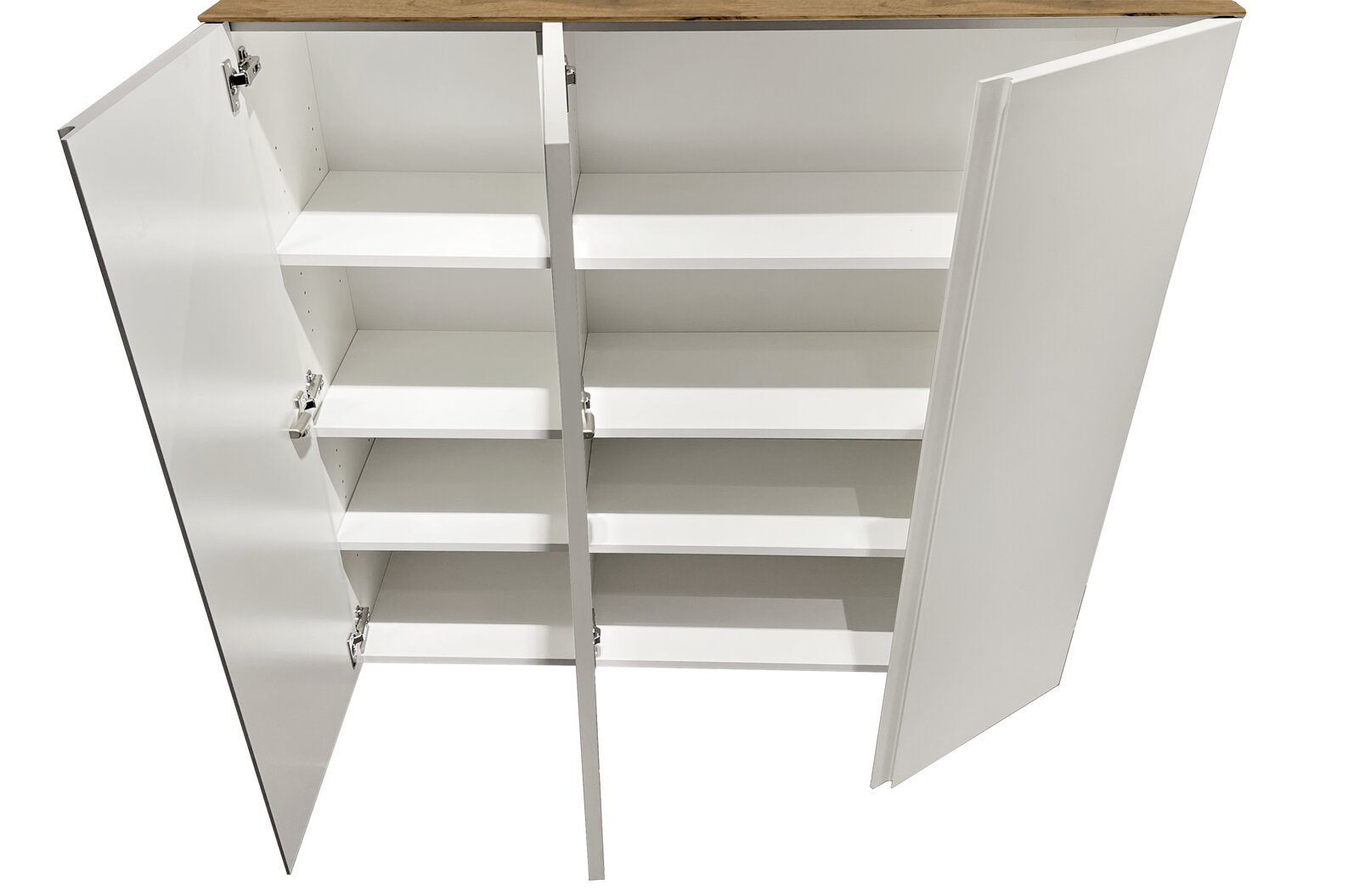 Offener XL-Hängeschuhschrank mit drei Türen und mehreren Regalböden, aus der Vogelperspektive betrachtet.