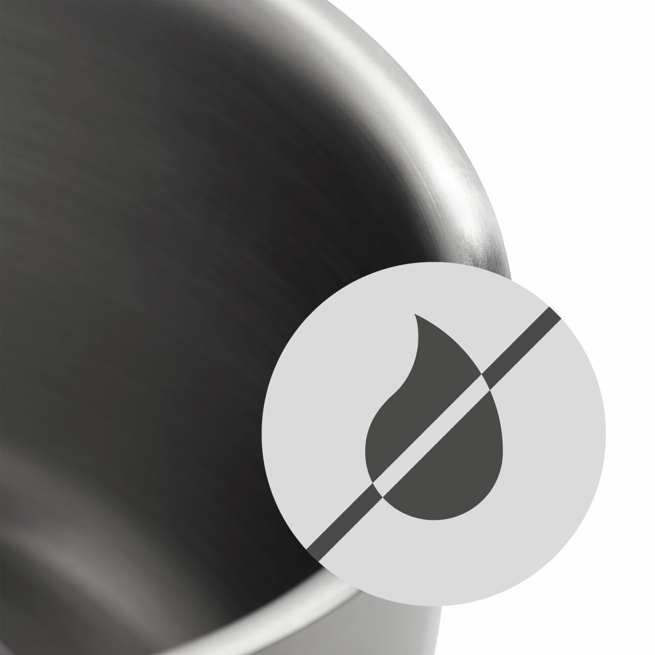 Close-up van de rand van een roestvrijstalen pan met een symbool voor een antiaanbaklaag.