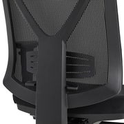Rückansicht eines Drehstuhls mit schwarzer Netzrückenlehne und ergonomischem Design.