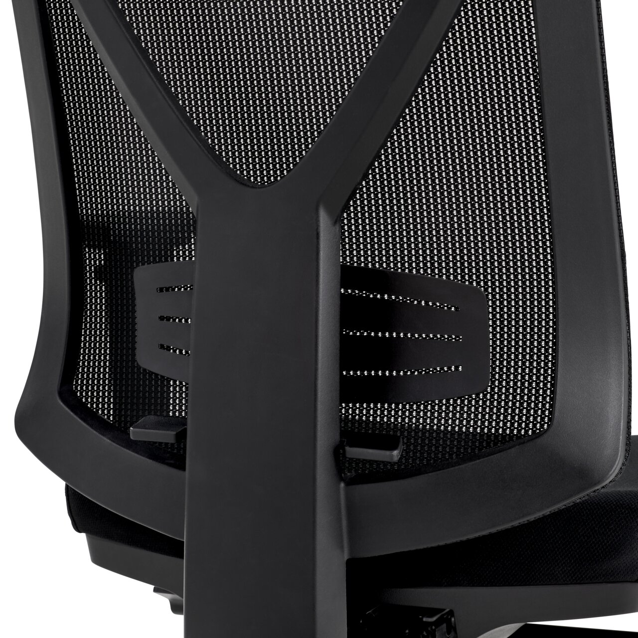 Achterkant van een draaistoel met een zwarte rugleuning van gaas en een ergonomisch ontwerp.