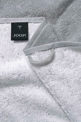 Graues Handtuch mit JOOP! Logo, Nahaufnahme der Textur und Kante
