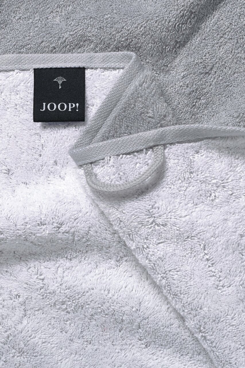 Graues Handtuch mit JOOP! Logo, Nahaufnahme der Textur und Kante
