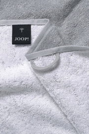 Graues Handtuch mit JOOP! Logo, Nahaufnahme der Textur und Kante