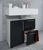 Modernes Badezimmer-Waschtischset mit weißem Aufsatzwaschbecken und schwarzem Unterschrank, eine Schublade geöffnet mit Handtuch; Perspektive: frontale leicht seitliche Ansicht.