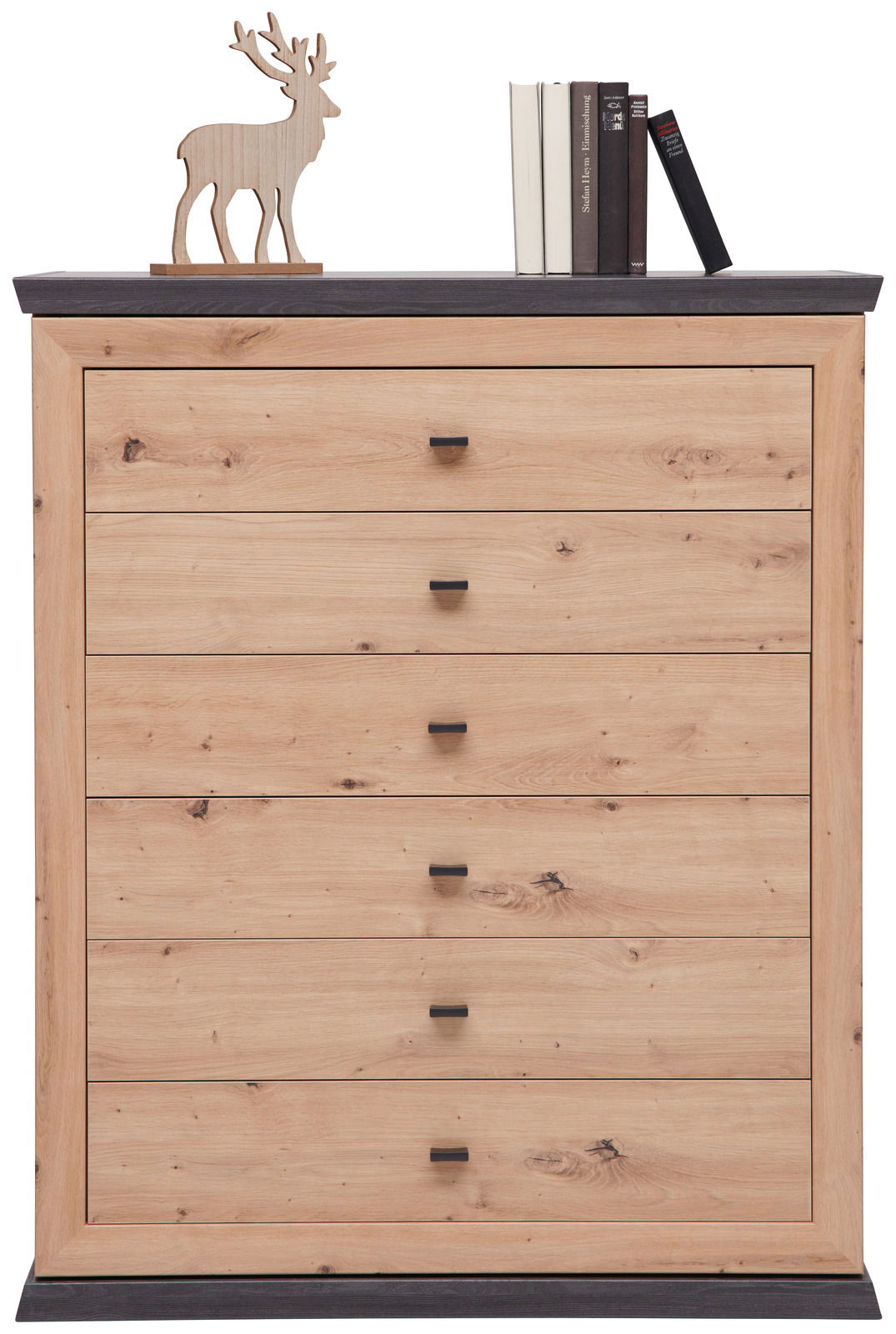 Frontale Ansicht einer Kommode aus hellem Holz mit fünf Schubladen, dekoriert mit einem Holzrentier und Büchern auf der Oberseite.