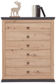 Frontale Ansicht einer Kommode aus hellem Holz mit fünf Schubladen, dekoriert mit einem Holzrentier und Büchern auf der Oberseite.