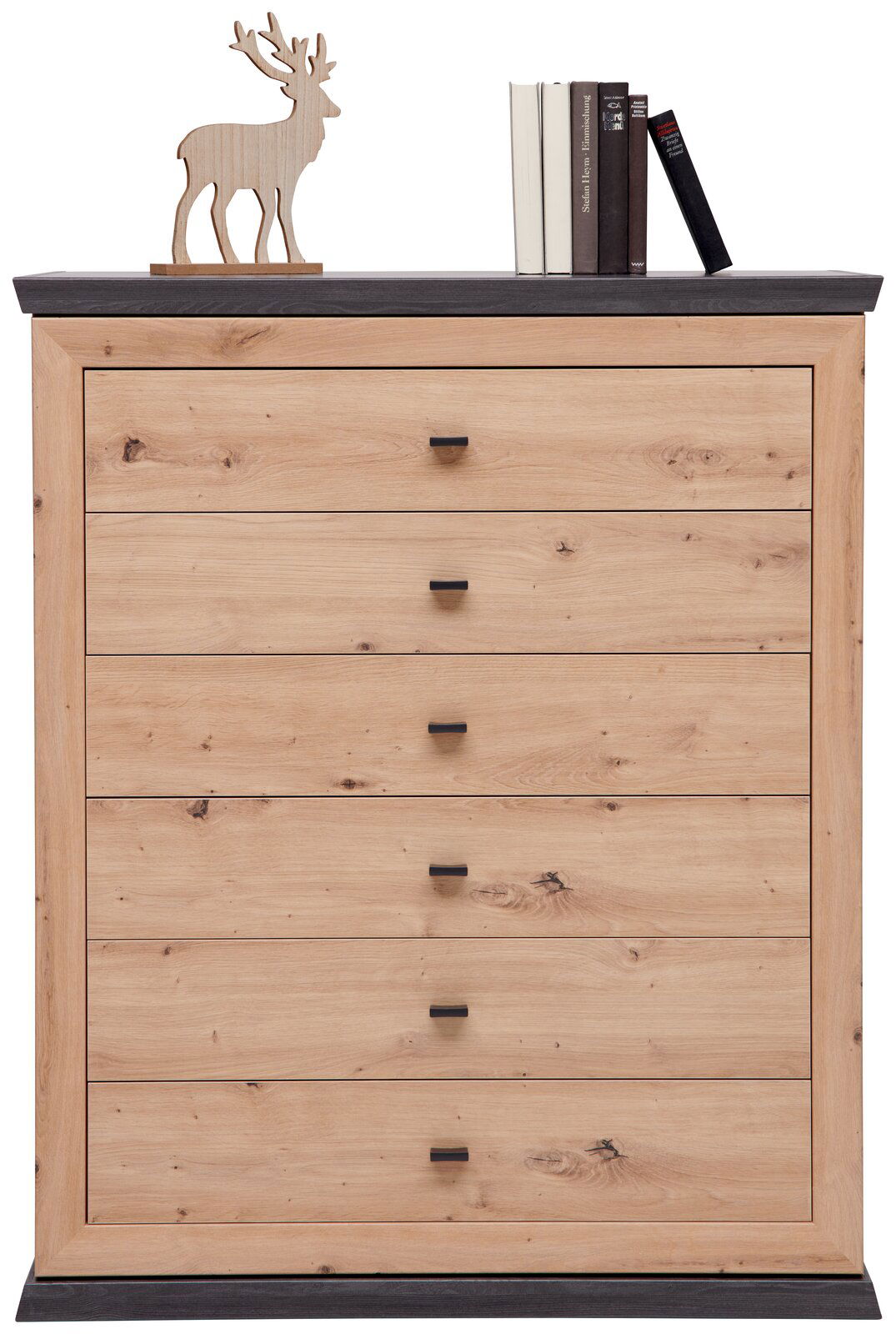 Hom´in Kommode BENTON Frontale Ansicht einer Kommode aus hellem Holz mit fünf Schubladen, dekoriert mit einem Holzrentier und Büchern auf der Oberseite.