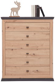 Frontale Ansicht einer Kommode aus hellem Holz mit fünf Schubladen, dekoriert mit einem Holzrentier und Büchern auf der Oberseite.