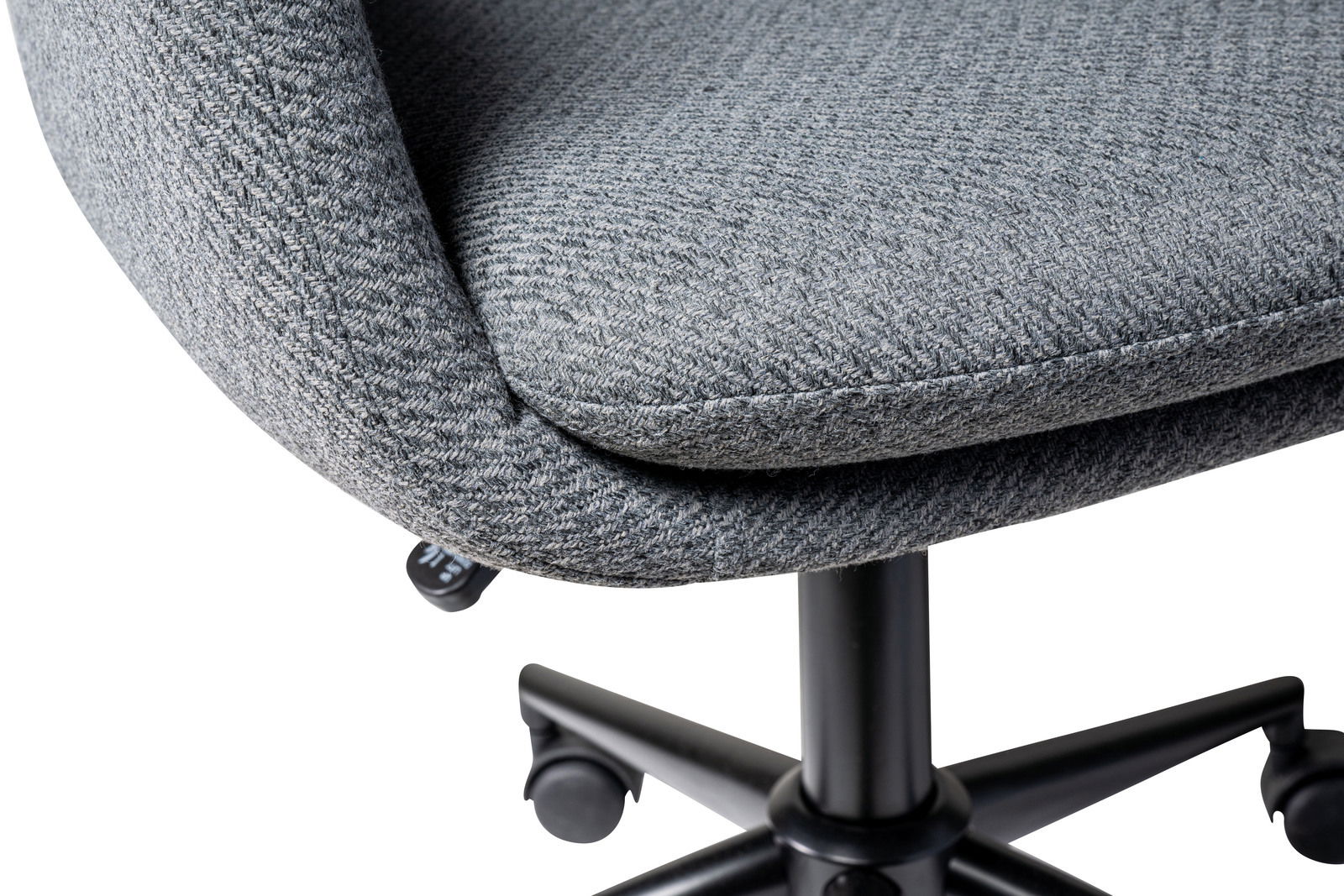 Nahaufnahme eines grauen Drehstuhls mit Stoffbezug, Fokus auf Sitzfläche und Rollenfuß, seitliche Perspektive