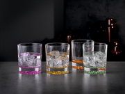 Vier bunte Trinkbecher mit Eiswürfeln, von vorne fotografiert, auf einer dunklen Oberfläche.