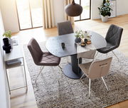 Esszimmer mit modernem Tisch und vier gepolsterten Stühlen in verschiedenen Farben, von oben betrachtet.