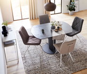 Esszimmer mit modernem Tisch und vier gepolsterten Stühlen in verschiedenen Farben, von oben betrachtet.