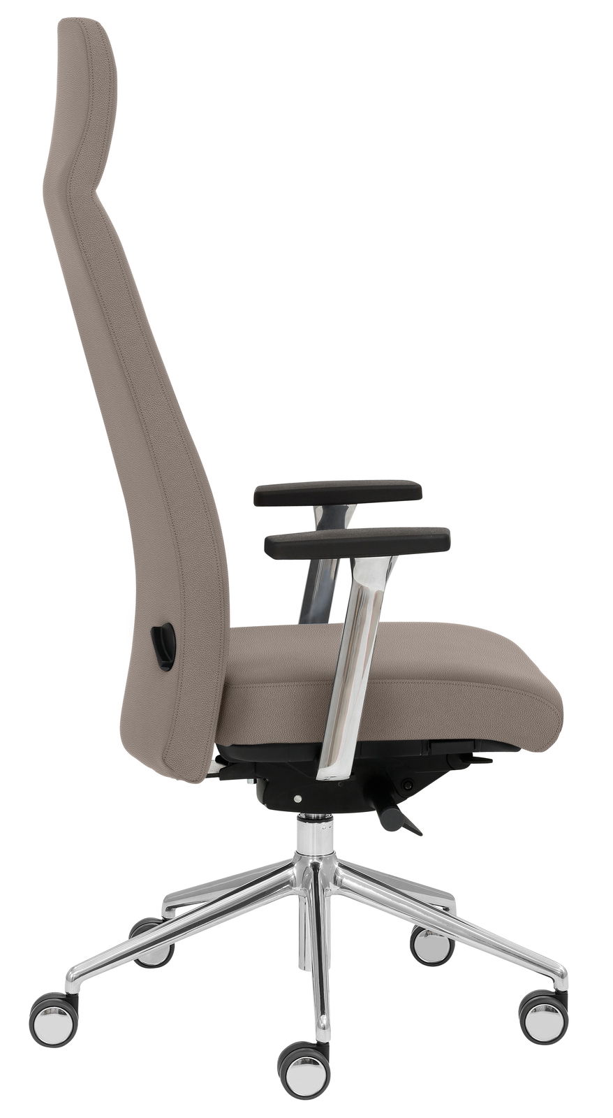 Moderner Chefsessel in Seitenansicht mit hoher Rückenlehne, verstellbaren Armlehnen und stabilem Metallfuß mit Rollen.