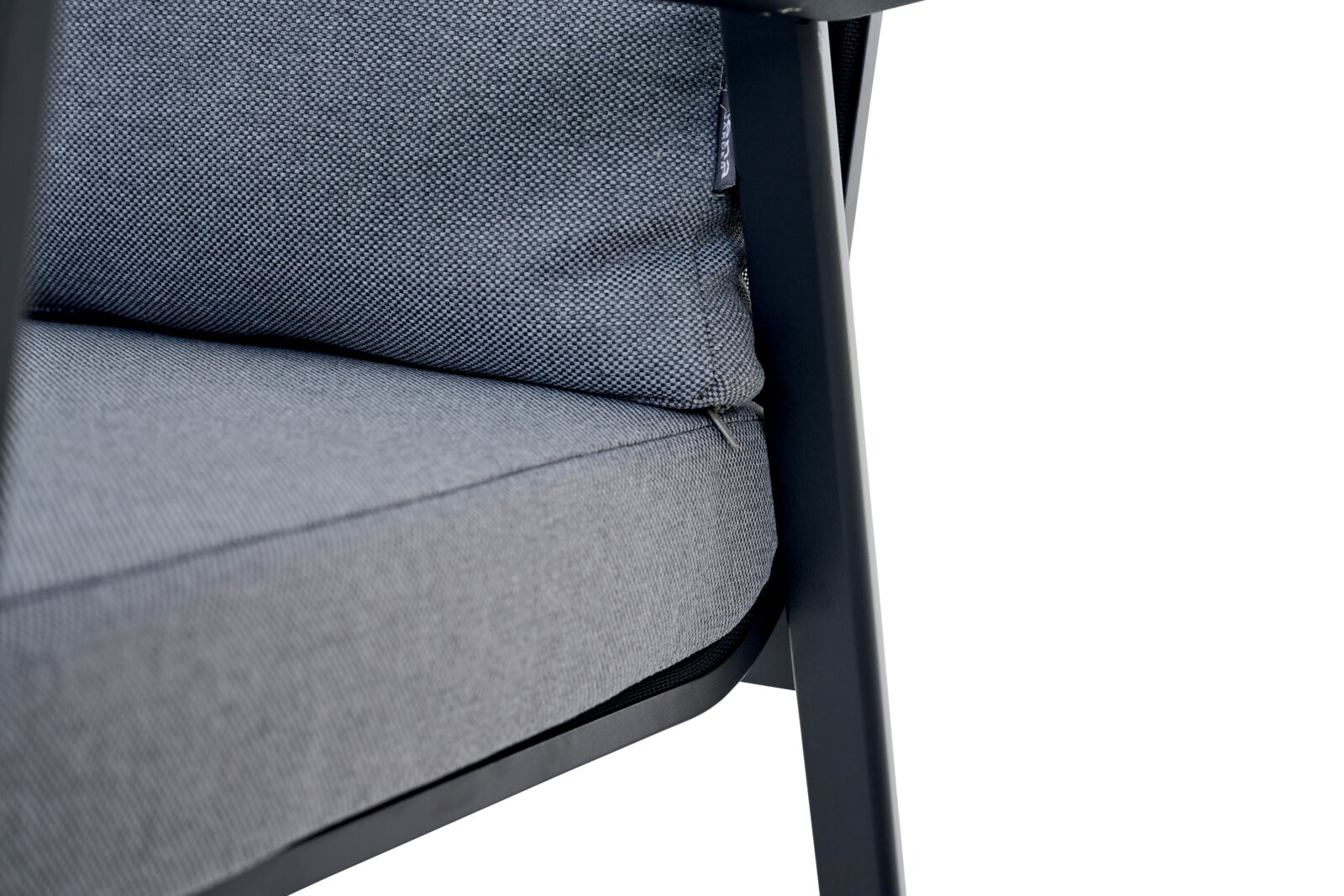 Close-up van een grijze Comfort Plus-stapelstoel met gestoffeerde zitting en rugleuning, gezien vanaf de zijkant