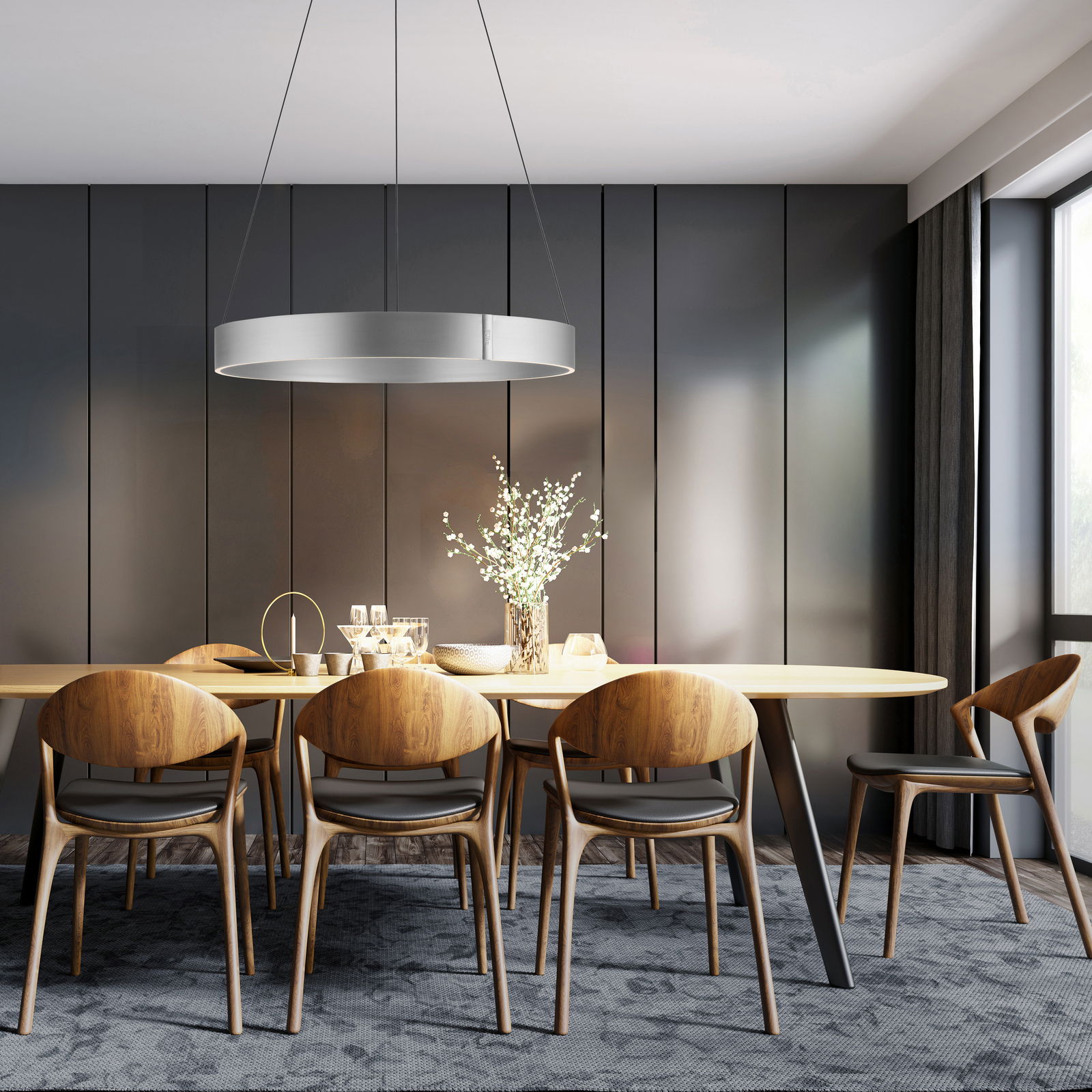 Moderne Pendelleuchte PURE E-CLIPSE von Paul Neuhaus, in einem stilvollen Esszimmer über einem Esstisch aus Holz, seitliche Perspektive.