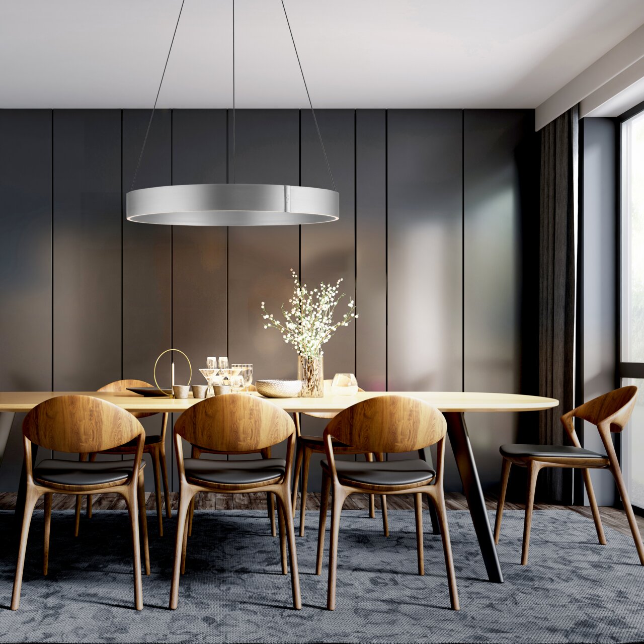 Moderne Pendelleuchte PURE E-CLIPSE von Paul Neuhaus, in einem stilvollen Esszimmer über einem Esstisch aus Holz, seitliche Perspektive.