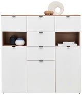 Weißes Highboard mit mehreren Schubladen und offenen Fächern, dekoriert mit Vasen und Büchern, Frontalansicht